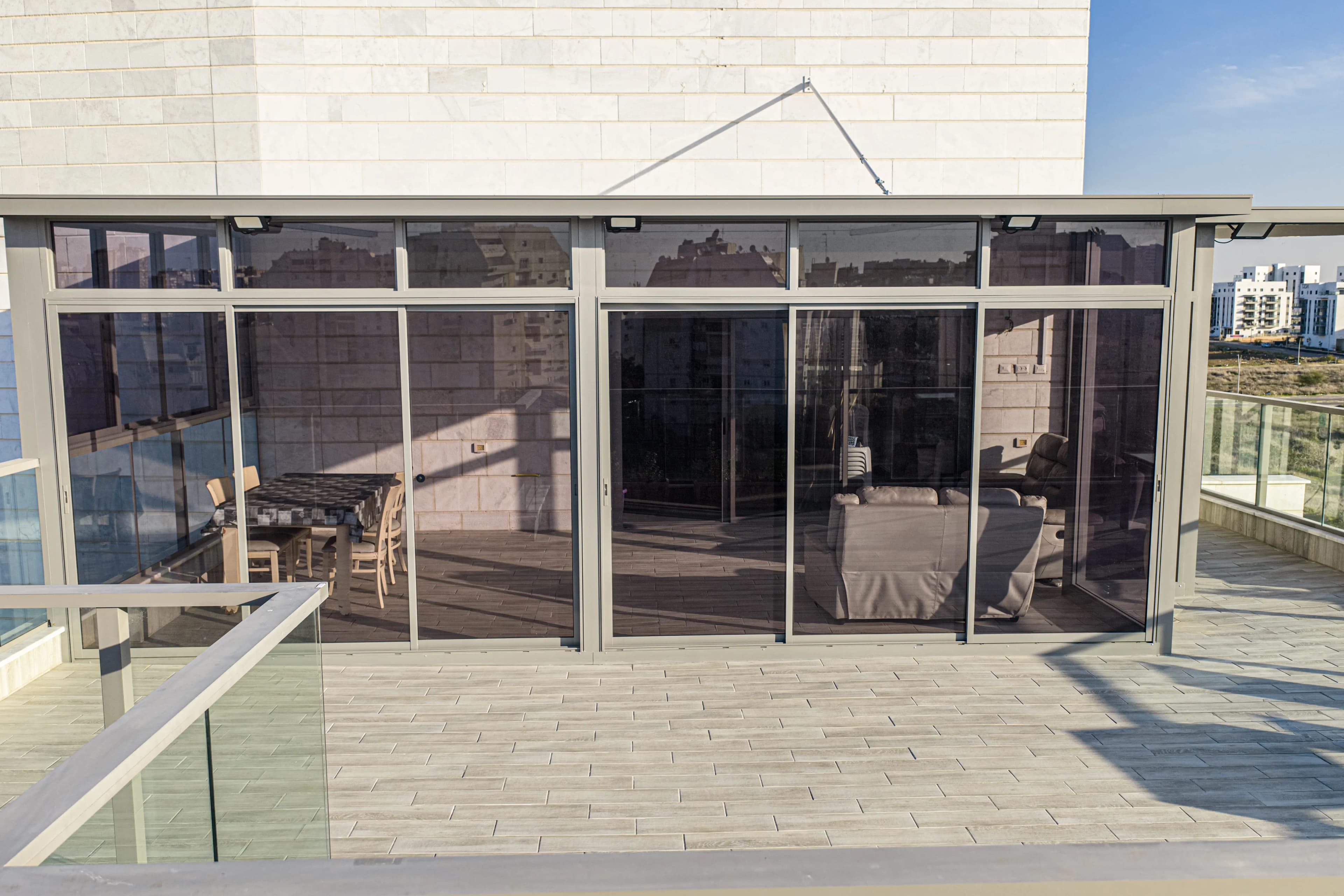 סגירה משולבת אלומיניום וזכוכית - תמונה 11