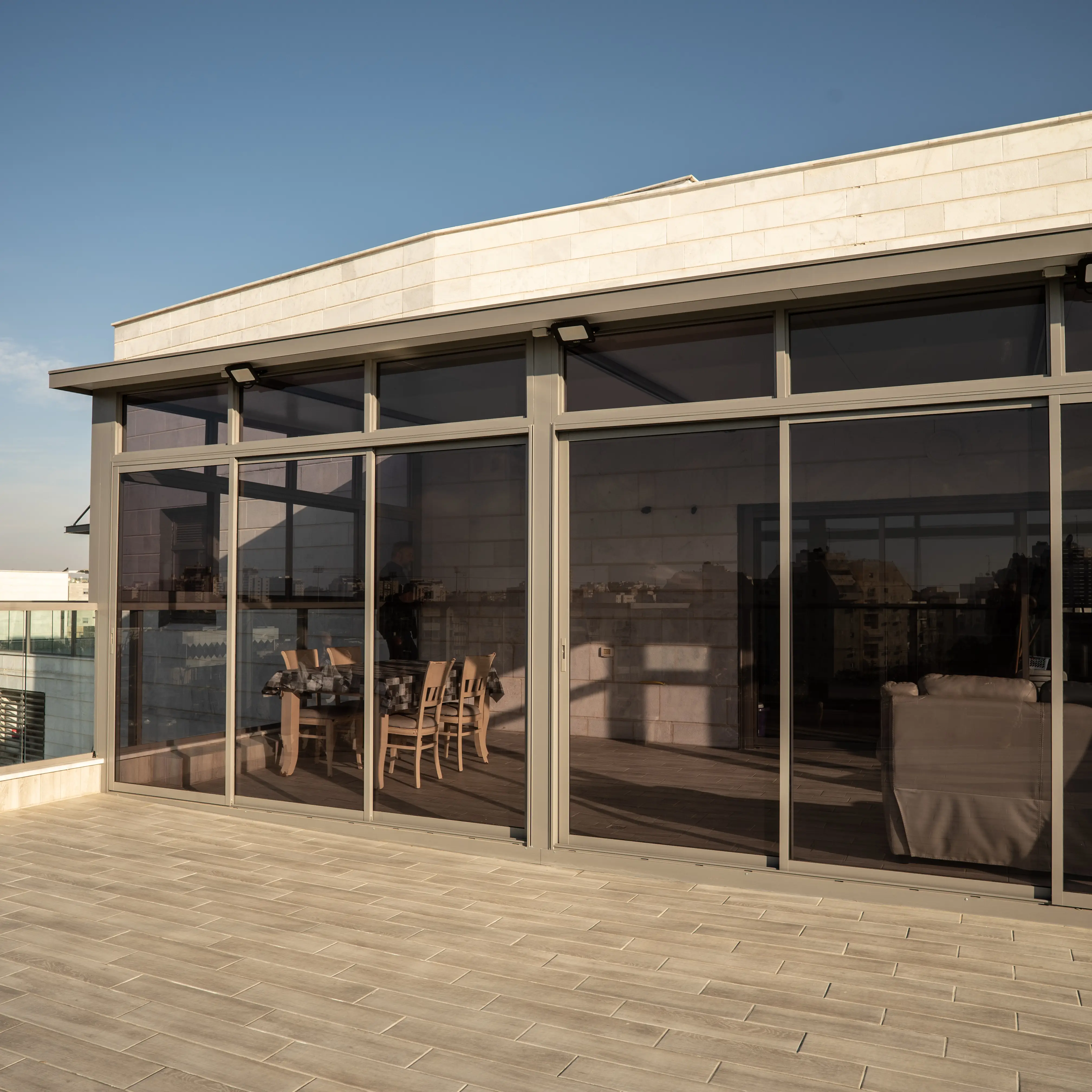 סגירה משולבת אלומיניום וזכוכית - תמונה 2