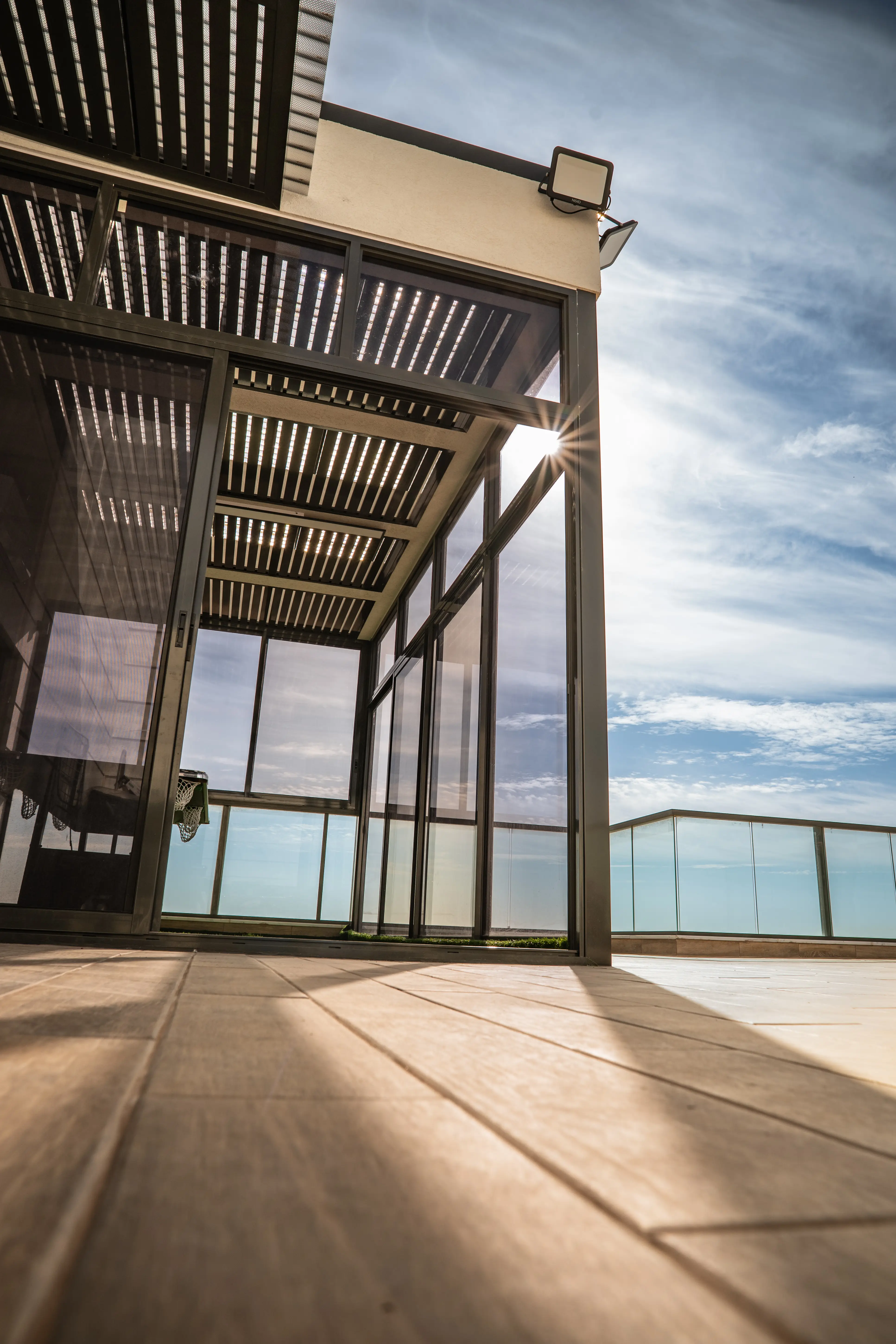 מרפסת שמש מינימליסטית - תמונה 8