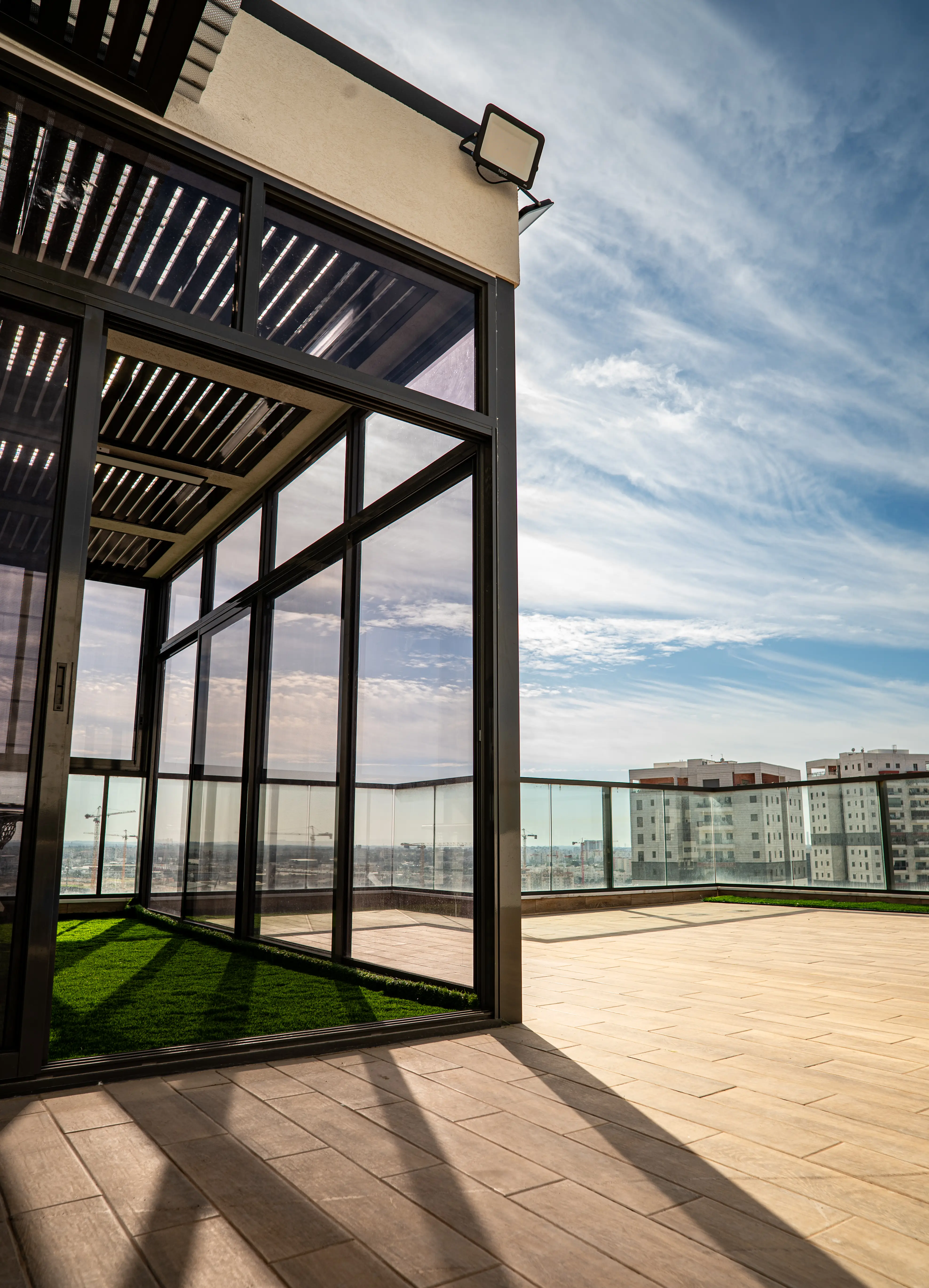 מרפסת שמש מינימליסטית - תמונה 10