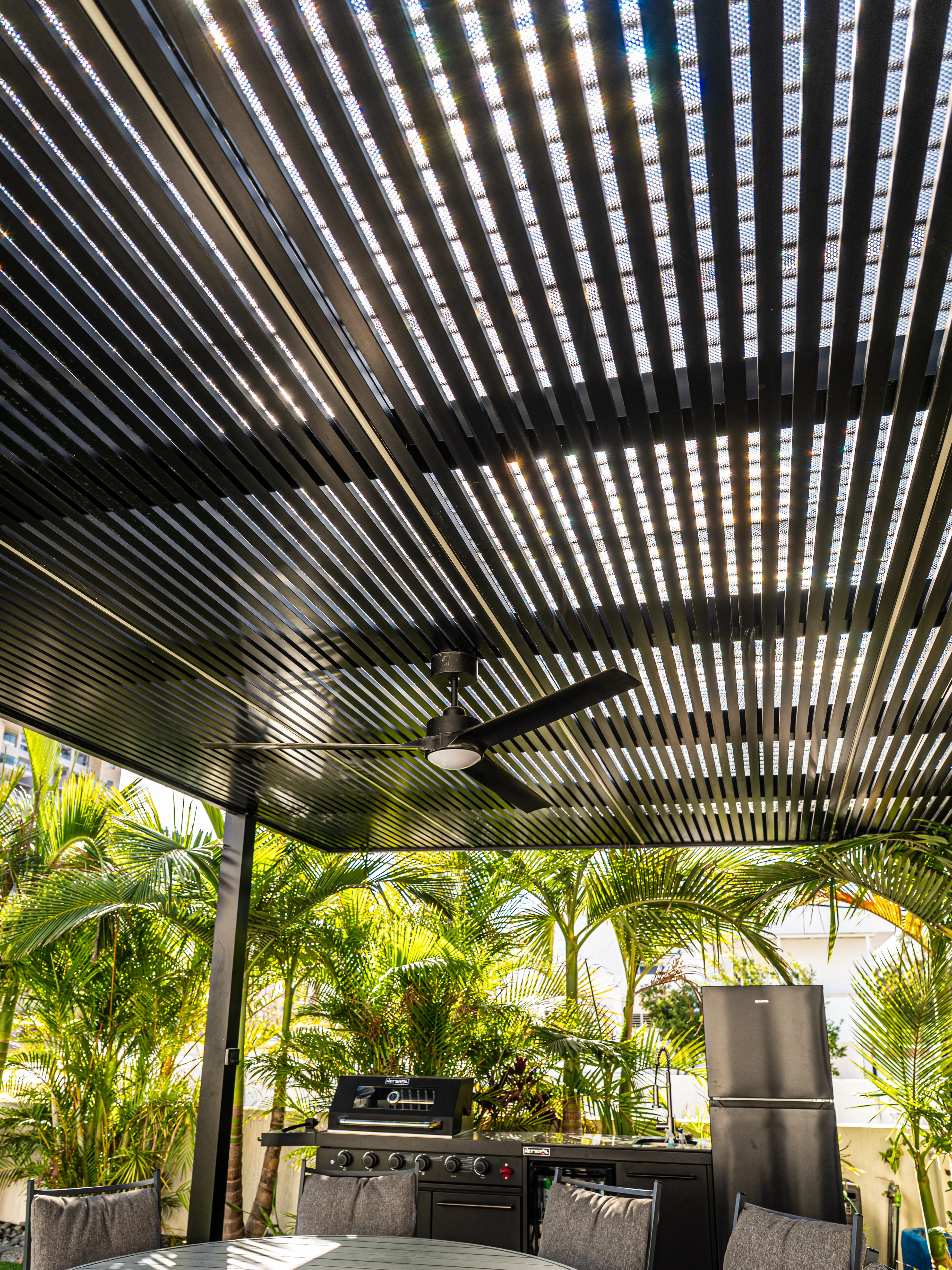 פרגולה שחורה מודרנית - תמונה 9